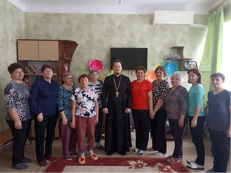 Одухотворенная беседа в отделении дневного пребывания