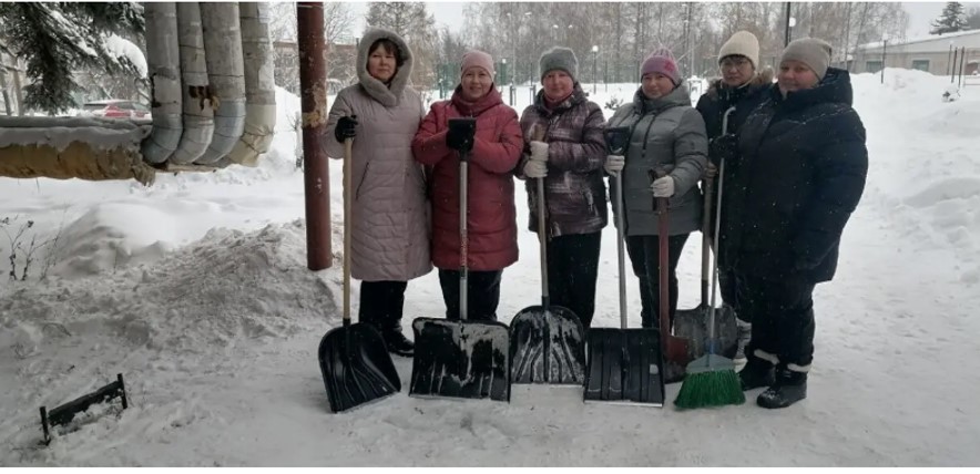 Работа по расчистке дворов от снега