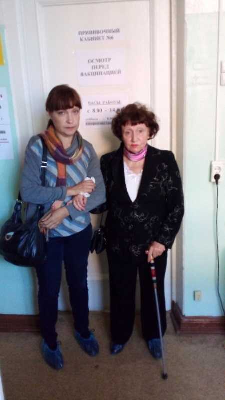 Социальные работники Центра сопровождают получателей социальных услуг на прививки
