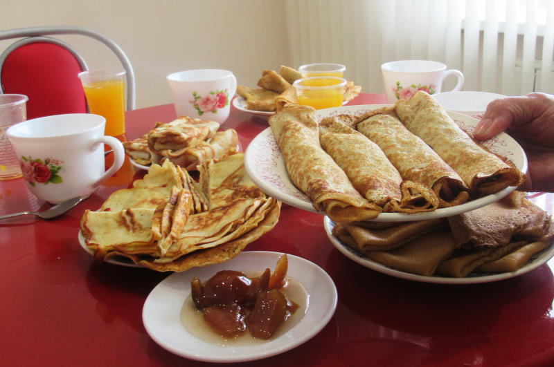 Масленица идёт, блинок за собой ведёт!