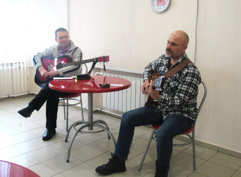 Вторят сердцу гитарные струны.