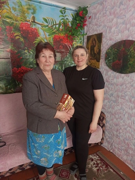 Социальные работники поздравили своих обслуживаемых бабушек.